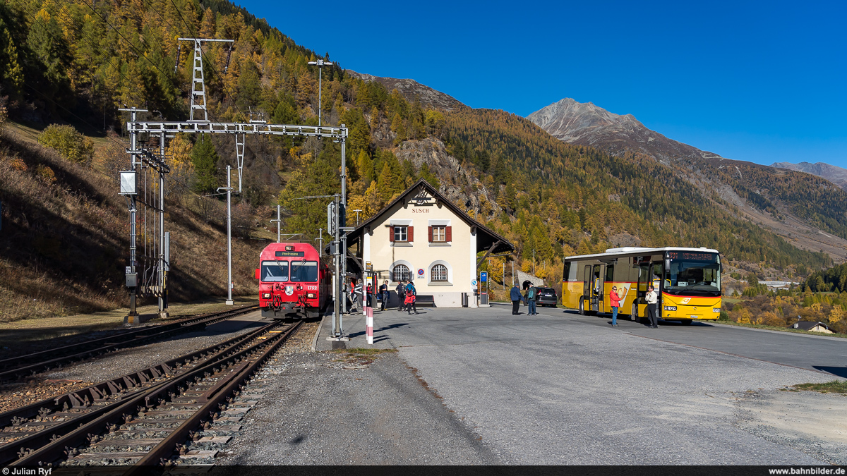 RhB 1752 / Regio Scuol-Tarasp - Pontresina / Susch, 23. Oktober 2021<br>
Postauto Susch - Flüelapass - Davos