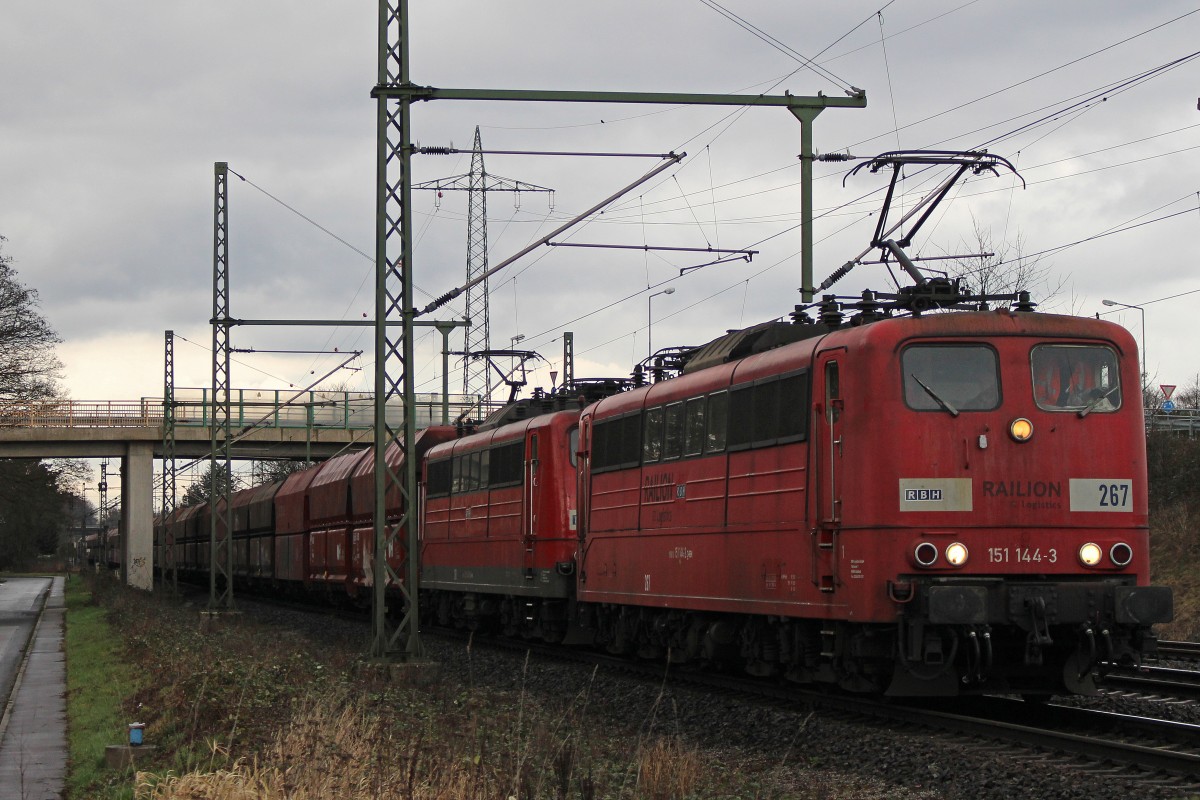 RHB 267 (151 144) mit einer weiteren RBH 151er und einem Kohlezug in Ratingen-Lintorf.