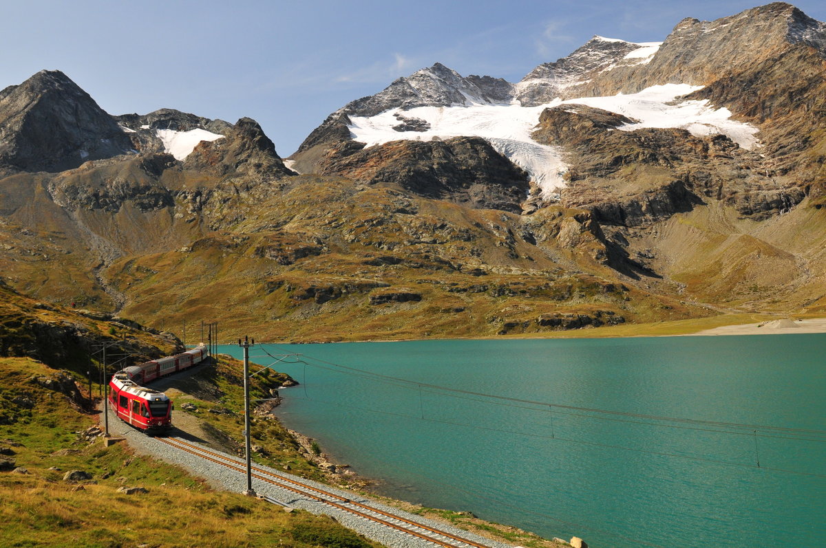 Rhb 3503 mit einem IR am Lago Bianco unweit der Station Ospizio Bernina 2253m am 26.08.2018