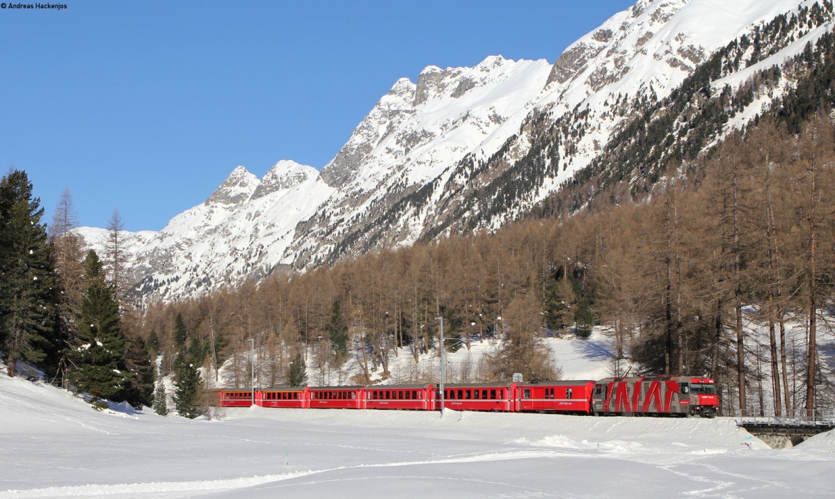 Rhb 642  Rhb Team  mit dem RE 1117 (Chur-St. Moritz) bei Bever 8.3.14