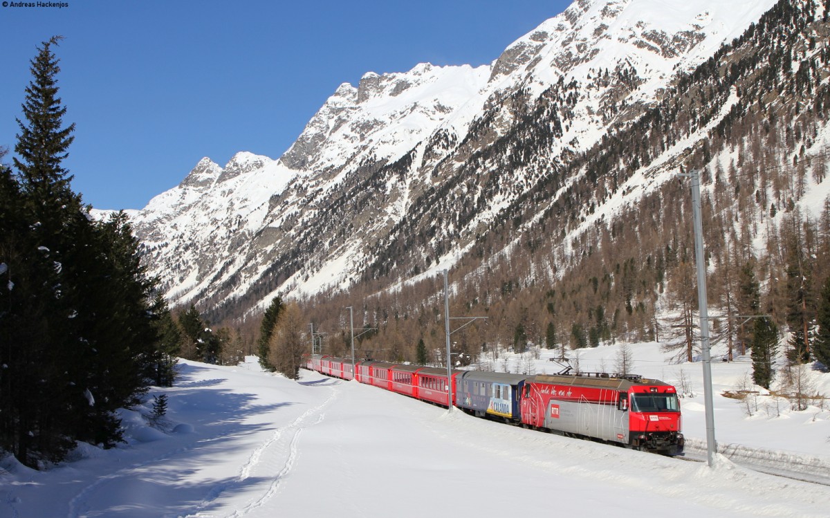 Rhb 645  RTR  mit dem RE 1125 (Chur-St. Moritz) bei Bever 8.3.14