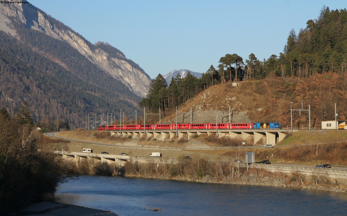 Rhb 652  Hockey Club Davos  mit dem RE 1157 (Chur-St. Moritz) bei Reichenau Tamins 9.3.14