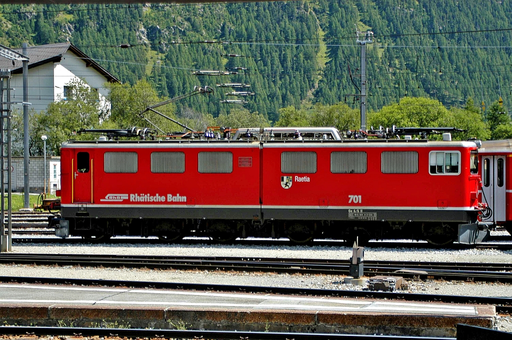 RhB 701 (BR Ge 6/6 II) wartet am 12.08.09 im Bahnhof St. Moritz auf ihren nächsten Einsatz.