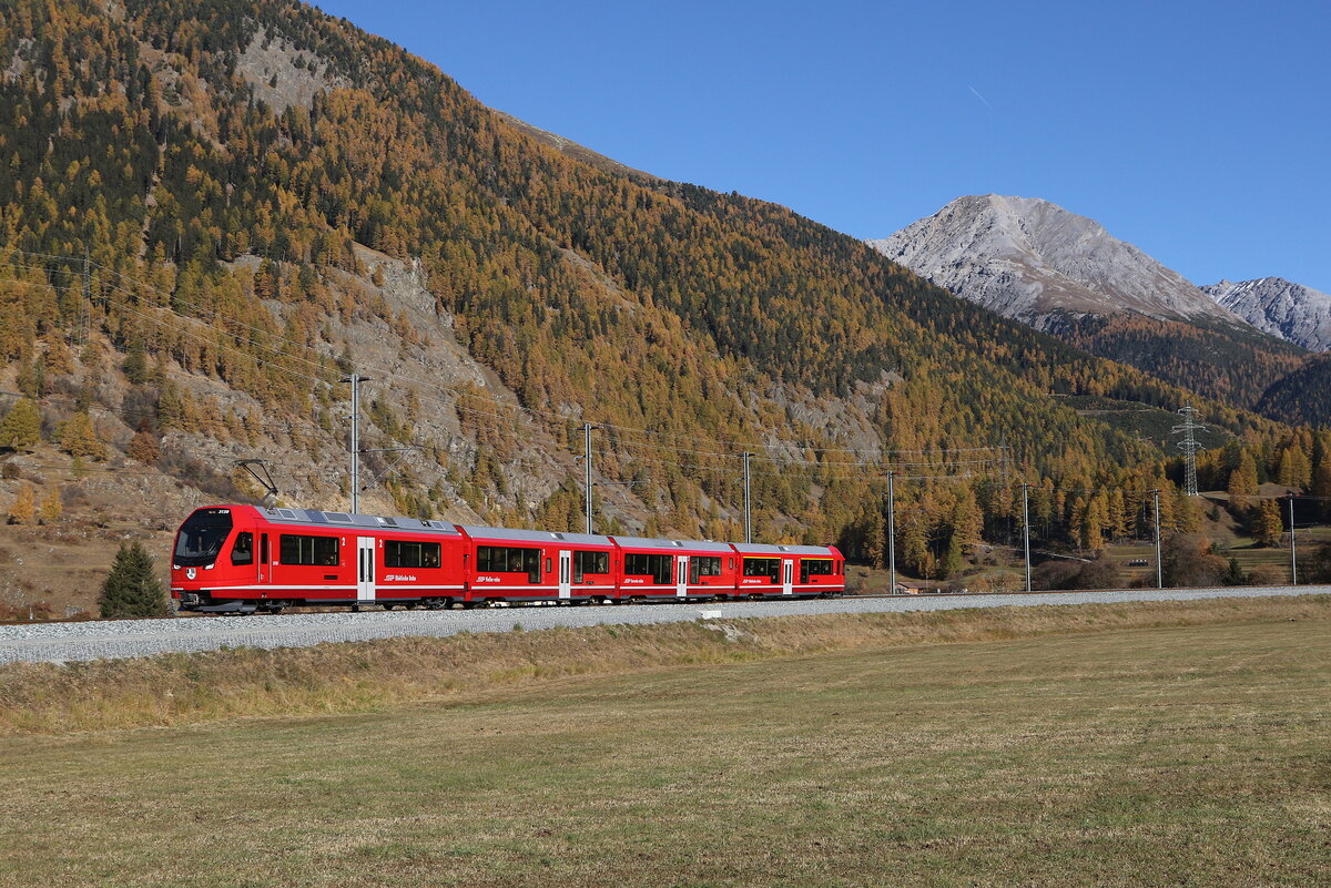 RhB ABe 4/16 3128  Capricorn  am 27. Oktober 2021 bei Zernez.