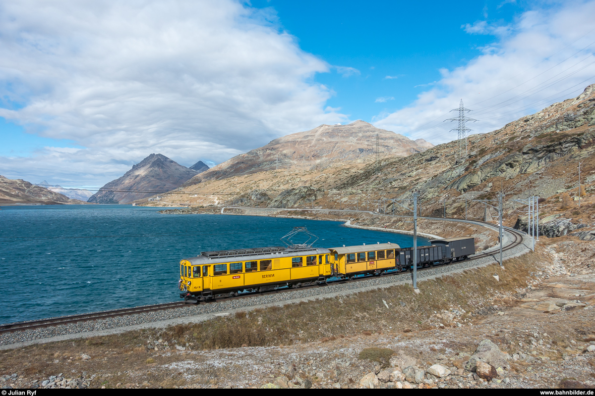 RhB ABe 4/4 I 30 mit Fotoextrazug für die FairFotografen am 21. Oktober 2018 am Lago Bianco zwischen Ospizio Bernina und Alp Grüm.