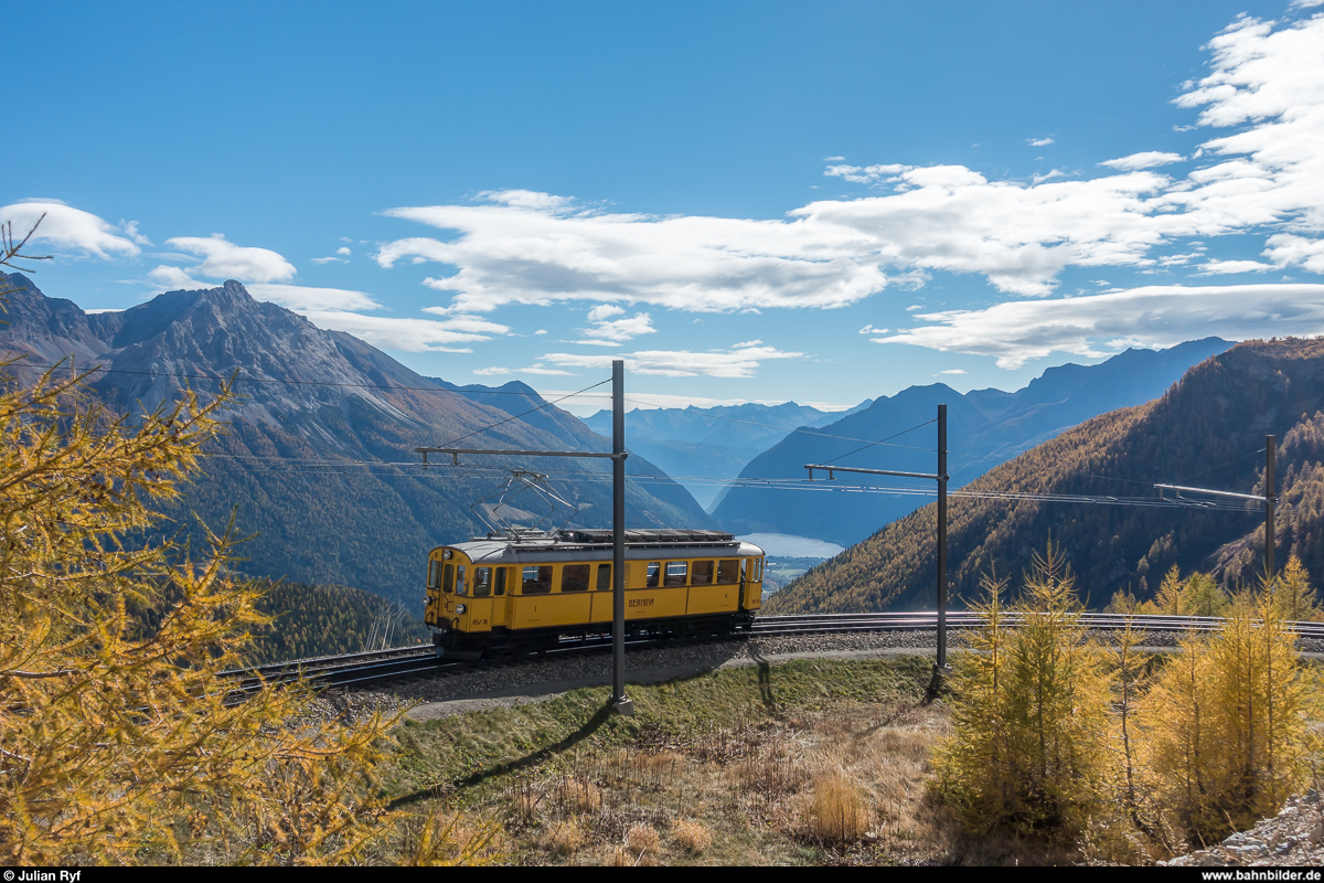 RhB ABe 4/4 I 30 am 21. Oktober 2018 beim Umfahren des Fotoextrazuges für die FairFotografen in der Panoramakurve auf der Alp Grüm. Trotz nie passendem Licht immer wieder ein schönes Sujet.
