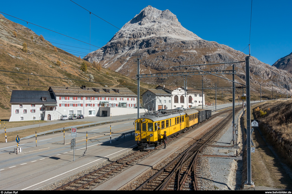RhB ABe 4/4 I 30 mit Fotoextrazug für die FairFotografen wartet am 21. Oktober 2018 in der Station Bernina Suot auf die Überholung durch den Regio. Der Zugchef nutzt die Pause für einen Schwatz mit dem Lokführer.