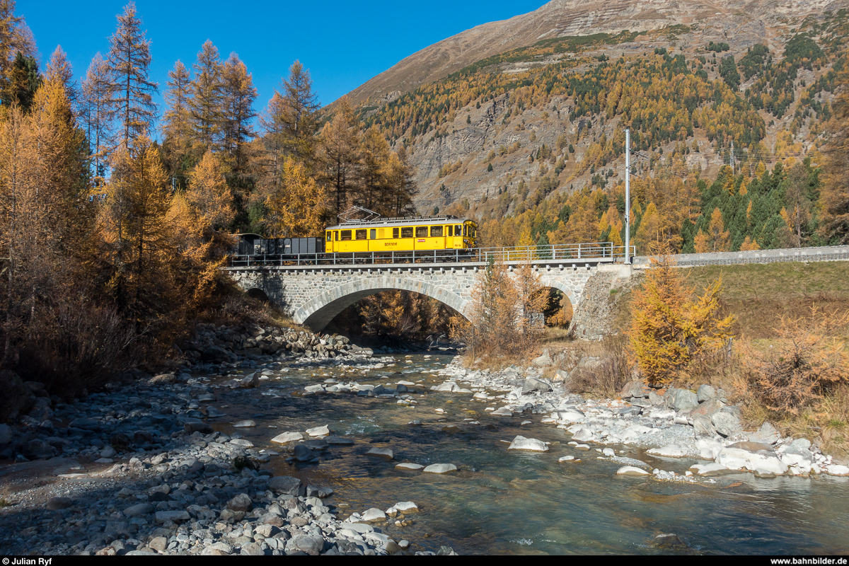 RhB ABe 4/4 I 30 mit Fotoextrazug für die FairFotografen am 21. Oktober 2018 auf der Rosegbrücke bei Pontresina.