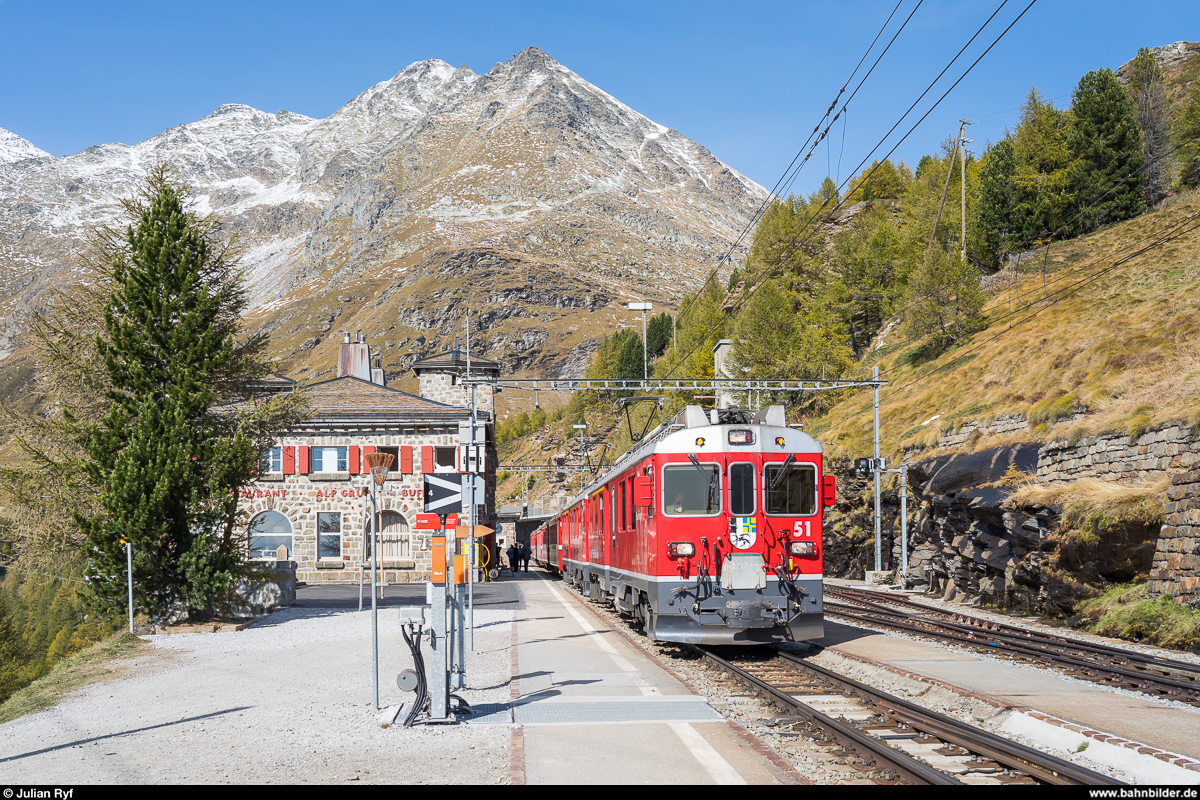 RhB ABe 4/4 III 51 und ein Schwesterfahrzeug mit einem Regio St. Moritz - Tirano am 10. Oktober 2020 bei der Einfahrt in Alp Grüm.