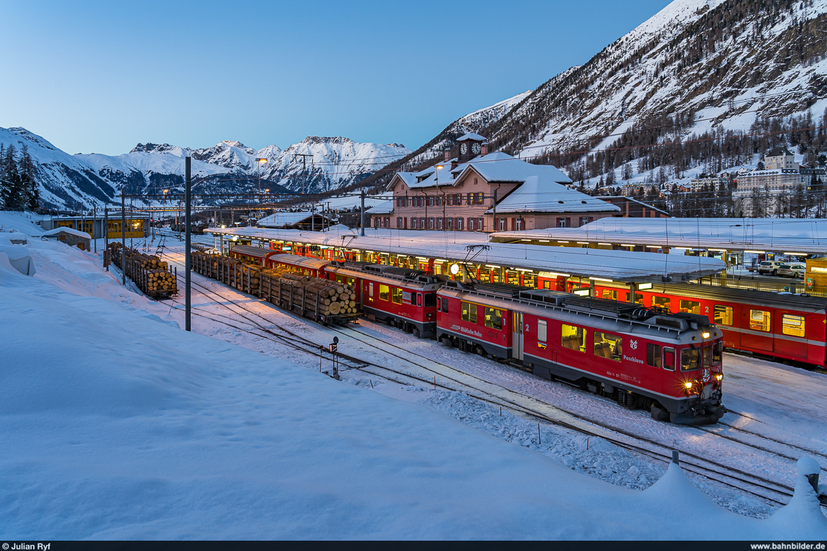 RhB ABe 4/4 III 51 und 55 mit Regio St. Moritz - Poschiavo am 18. Dezember 2020 im Bahnhof Pontresina.