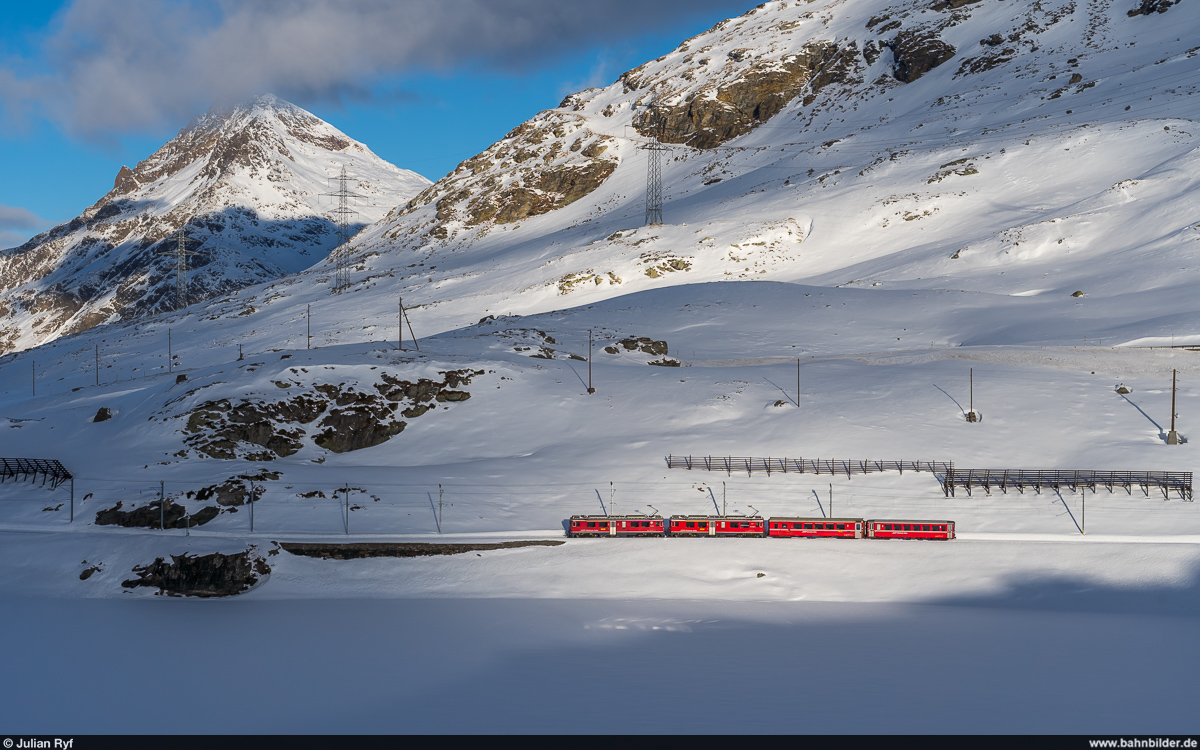 RhB ABe 4/4 III 52 und 56 mit Regio Tirano - St. Moritz am 19. Dezember 2020 am Lago Bianco zwischen Ospizio Bernina und Bernina Lagalb.