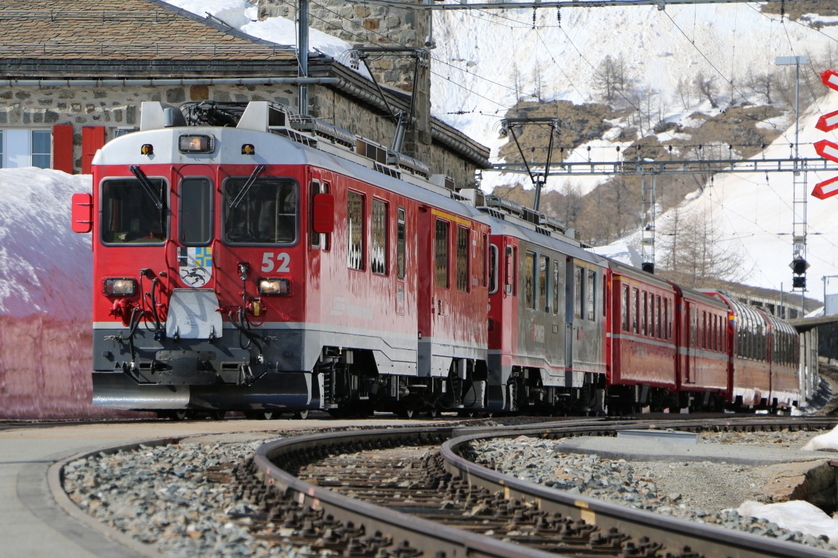 RhB ABe 4/4 III 52  Brusio  und 56  Corviglia  mit dem Regio nach Tirano in Alp Grüm. 20.03.2014