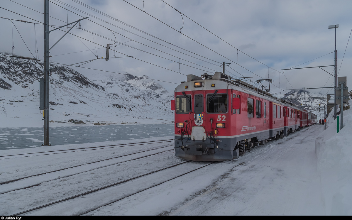 RhB ABe 4/4 III 52 und 51 verlassen am 20. Dezember 2016 mit dem Regionalzug 1625 von St. Moritz nach Tirano den Bahnhof Ospizio Bernina. Im Winter dient der Zug zusätzlich als Trägerzug für die Kurswagen des Bernina Express 953, welche ab Chur mit dem RE 1125 nach Samedan und ab dort als eigener Zug nach Pontresina gebracht werden.