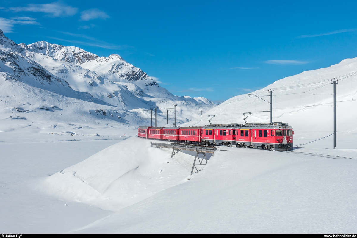 RhB ABe 4/4 III 53  Tirano  und 54  Hakone  am 28. Januar 2018 mit einem Regio St. Moritz - Tirano zwischen Ospizio Bernina und Alp Grüm.