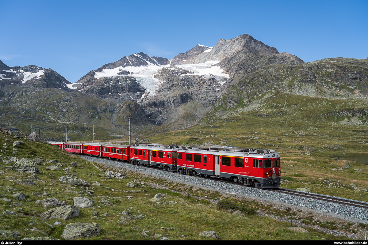 RhB ABe 4/4 III 53 und 51 mit Regionalzug am 13. August 2020 zwischen Ospizio Bernina und Bernina Lagalb. Im Hintergrund der Piz Cambrena mit dem Cambrena-Gletscher.
