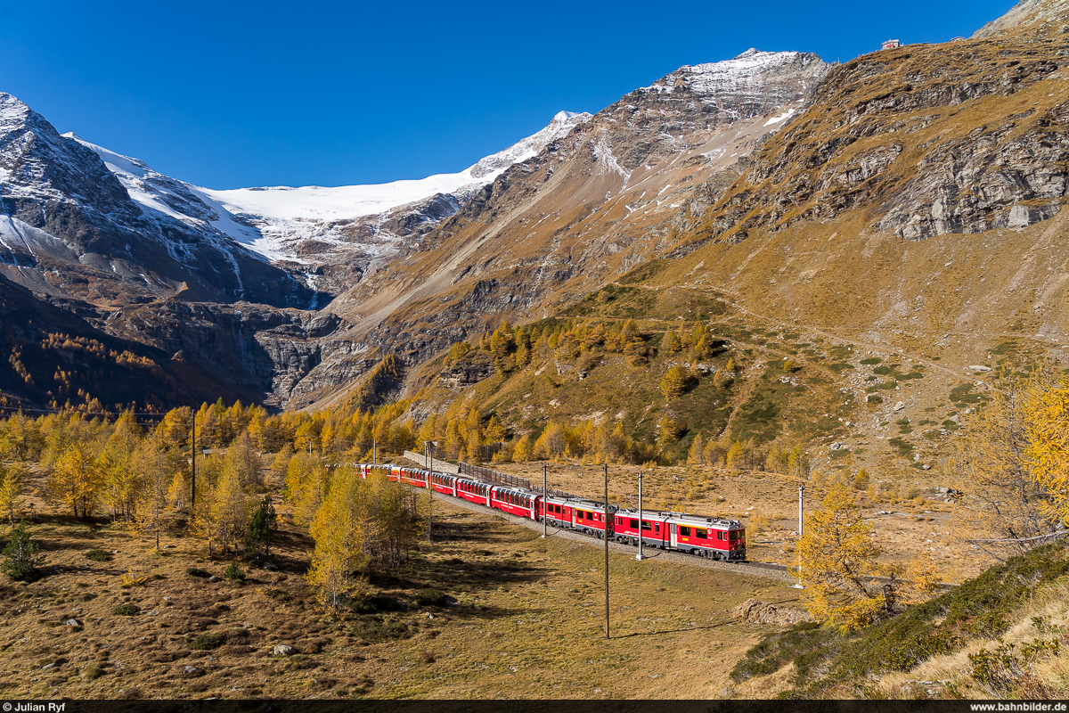 RhB ABe 4/4 III 53 & 51 / Bernina Express Tirano - St. Moritz / Alp Grüm, 24. Oktober 2021<br>
Im Hintergrund der Palügletscher, rechts oben der Aussichtspunkt Sassal Masone