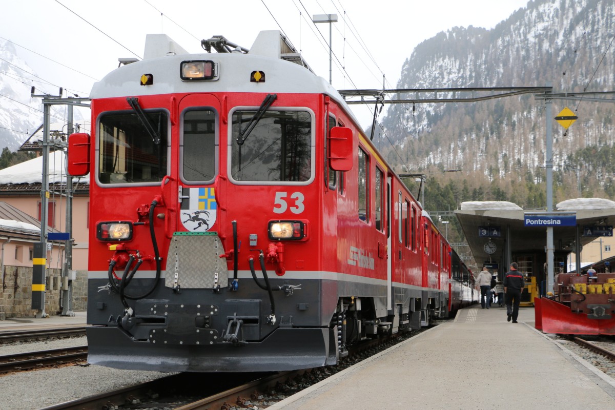 RhB ABe 4/4 III 53  Tirano  (Refit) und 52  Brusio  mit dem Regio nach St. Moritz in Pontresina. 22.03.2014