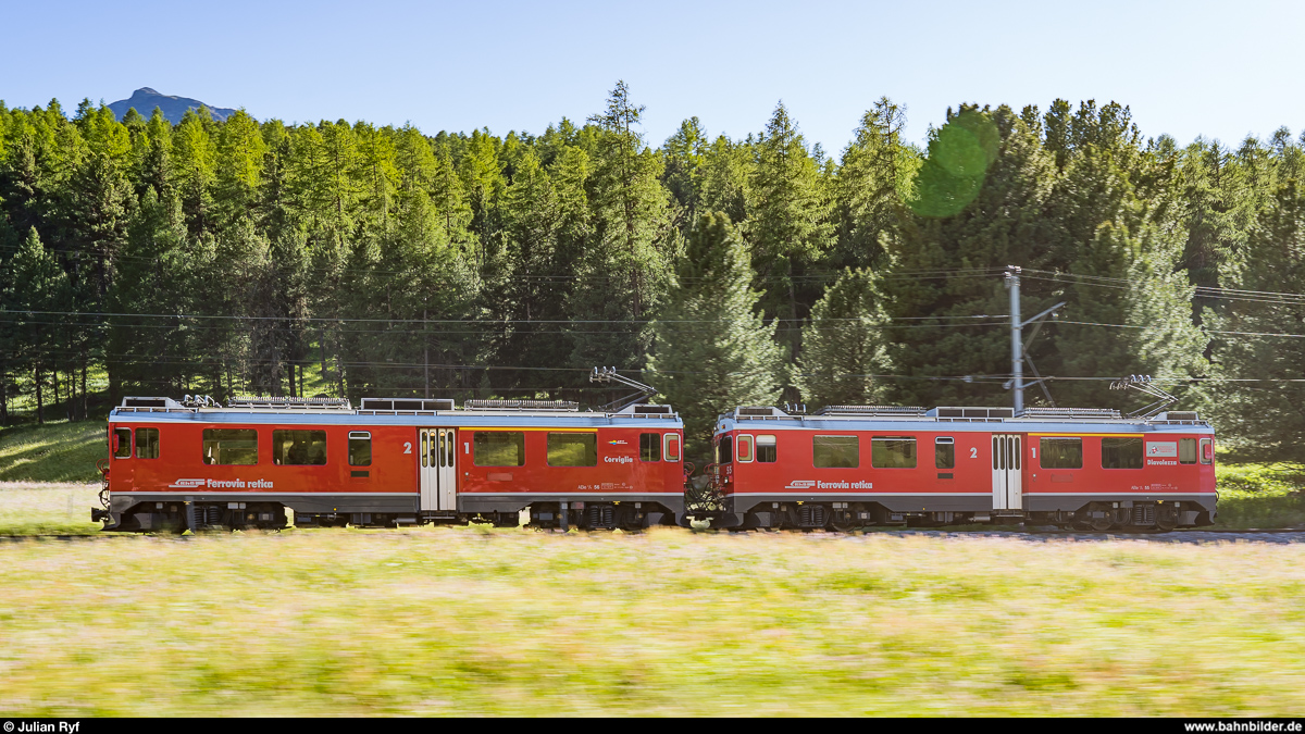RhB ABe 4/4 III 56 und 55 als Regio St. Moritz - Poschiavo am 7. Juli 2020 kurz vor Pontresina. Mitzieher aus dem parallel einfahrenden Engadiner-Regio.