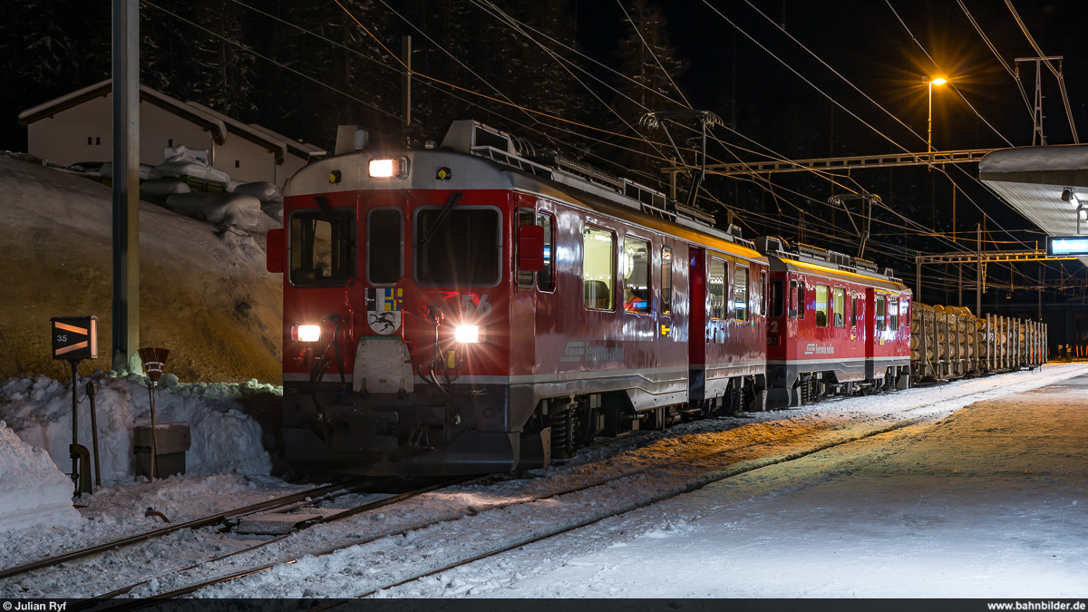 RhB ABe 4/4 III 56 und 52 als Regio St. Moritz - Poschiavo am 18. Dezember 2020 in Pontresina. In den planmässigen 11 Minuten Haltezeit wird der Zug zweimal umgestellt um die bereitstehenden Holzwagen anzuhängen und danach wieder am Perron die Abfahrtszeit abzuwarten.