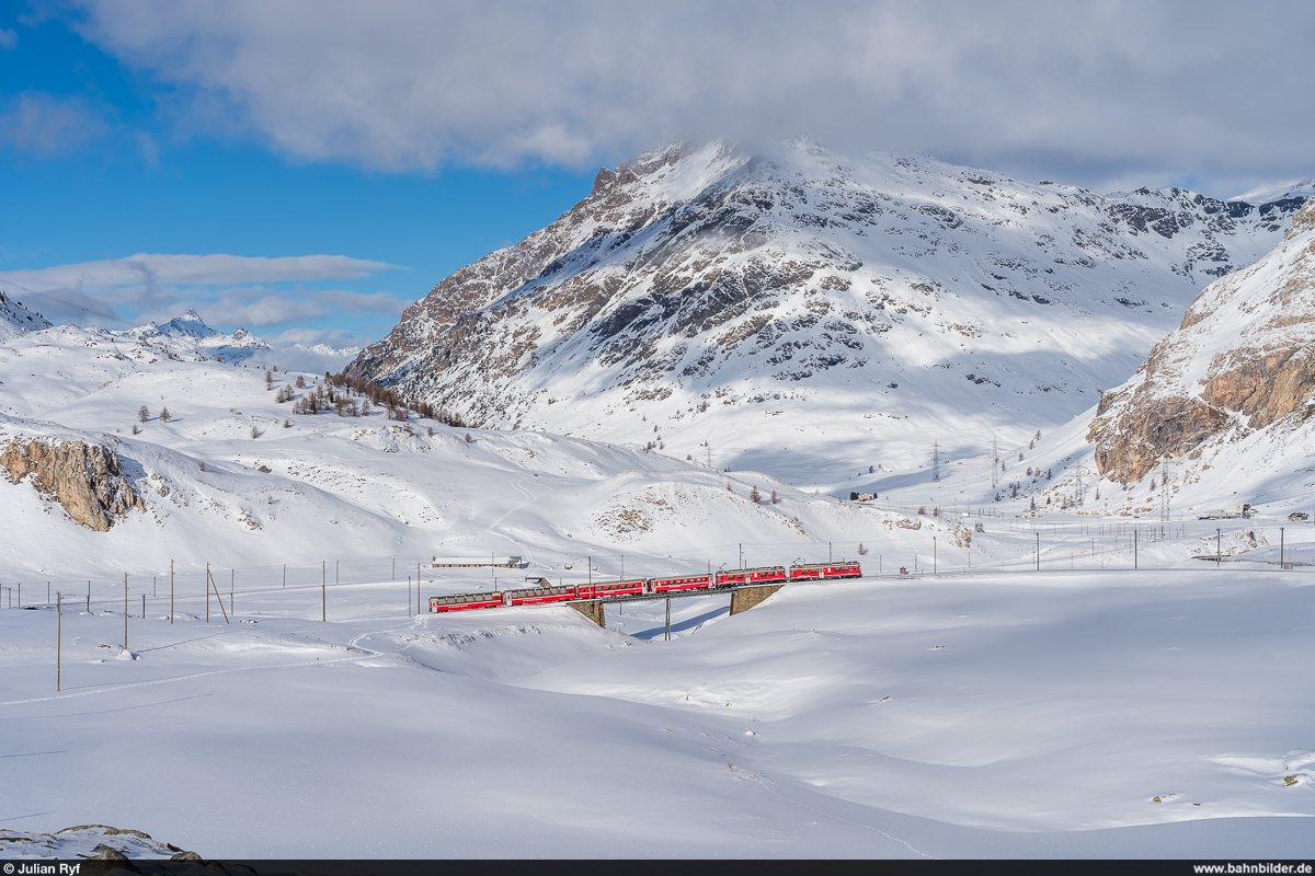 RhB ABe 4/4 III 56 und 52 mit Regio St. Moritz - Tirano am 19. Dezember 2020 zwischen Bernina Lagalb und Ospizio Bernina.