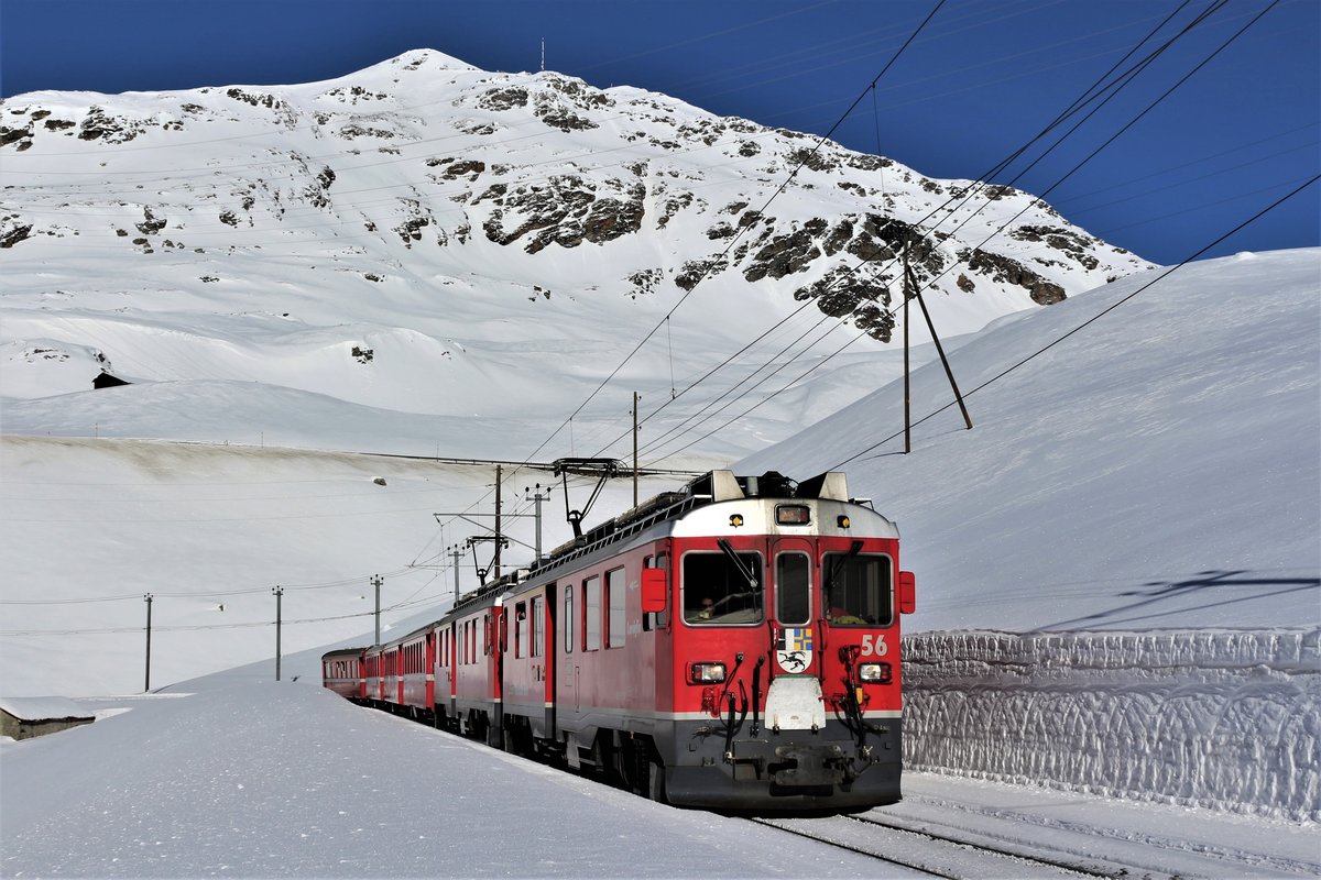 RhB ABe 4/4 III Nr. 56  Corviglia  und RhB ABe 4/4 III Nr. 55  Diavolezza  unterwegs mit Regio 1629 von St. Moritz nach Tirano unter herrlichem Wetter am komplett zugefrorenen Lago Bianco zwischen Ospizio Bernina und Bernina Lagalb. Sonntag, 14. Januar 2018