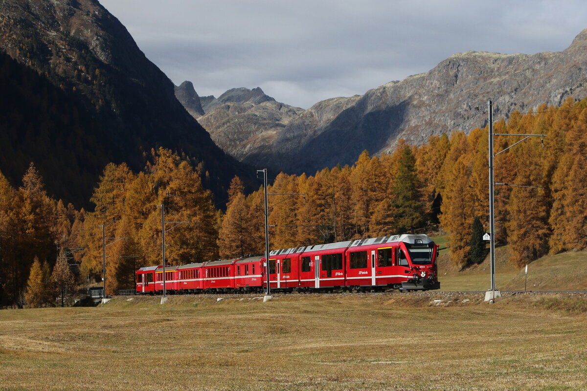 RhB ABe 8/12 3503  ALLEGRA  mit zusätzlichen Personenwagen am 26. Oktober 2021 bei Bever.