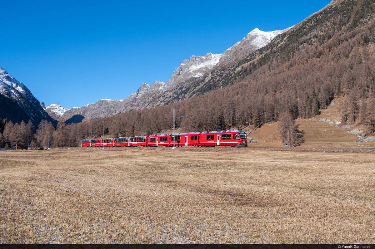 RhB ABe 8/12 3503  Carlo Janka  ist mit dem Bernina Express BEX 953 von Chur nach Tirano am 22.11.2020 unterwegs und wurde hier kurz vor Bever aufgenommen.