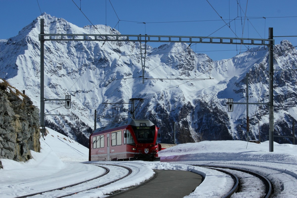 RhB ABe 8/12 3504 kommt die Kurve hoch zur Alp Grün Station.
Bild ist am 01.03.2013 entstanden.