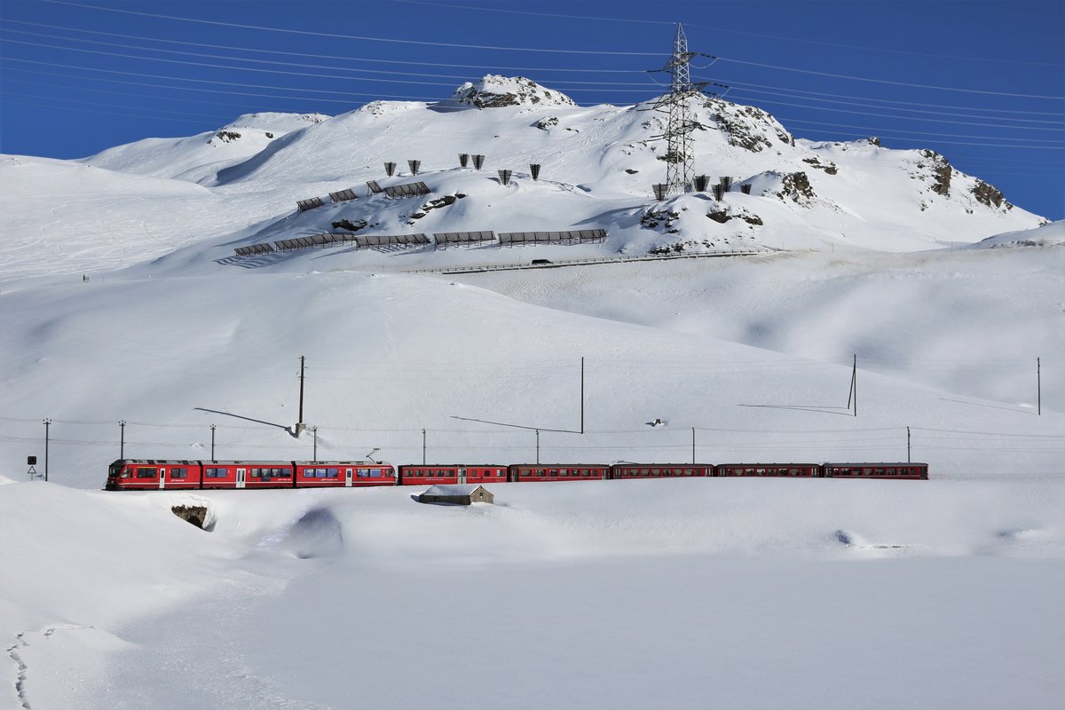RhB ABe 8/12 Nr. 3501 unterwegs mit Regio 1648 Tirano - St. Moritz, unter herrlichem Wetter am komplett zugefrorenenLago Bianco zwischen Ospizio Bernina und Bernina Lagalb. Sonntag, 14. Januar 2018