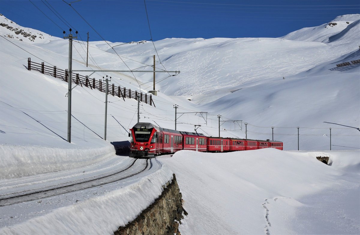 RhB ABe 8/12 Nr. 3501 unterwegs mit Regio 1648 Tirano - St. Moritz, unter herrlichem Wetter am komplett zugefrorenenLago Bianco zwischen Ospizio Bernina und Bernina Lagalb. Sonntag, 14. Januar 2018