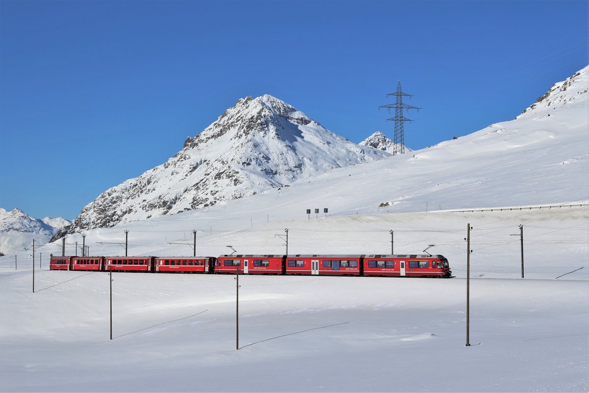 RhB ABe 8/12 Nr. 3503 unterwegs mit Regio 1633 St. Moritz - Tirano, unter herrlichem Wetter zwischen Ospizio Bernina und Bernina Lagalb. Der Zug wird in Kürze den höchsten Punkt, des RhB-Streckennetzes passieren: Den Berninapass/Passo del Bernina/Pass dal Bernina (2253 m ü. M.). Sonntag, 14. Januar 2018