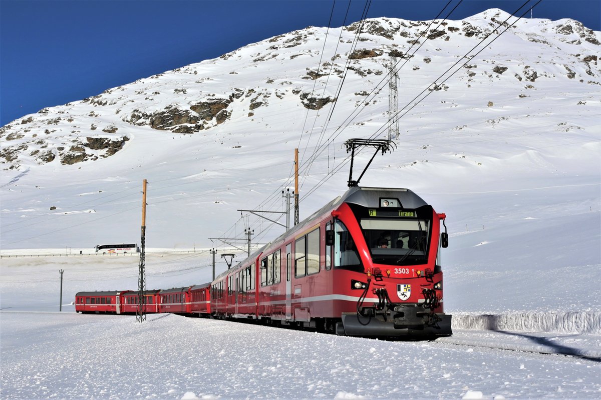 RhB ABe 8/12 Nr. 3503 unterwegs mit Regio 1633 St. Moritz - Tirano, unter herrlichem Wetter zwischen Ospizio Bernina und Bernina Lagalb. Der Zug passiert im Bild an dieser Stelle den höchsten Punkt, des RhB-Streckennetzes: Den Berninapass/Passo del Bernina/Pass dal Bernina (2253 m ü. M.). Sonntag, 14. Januar 2018