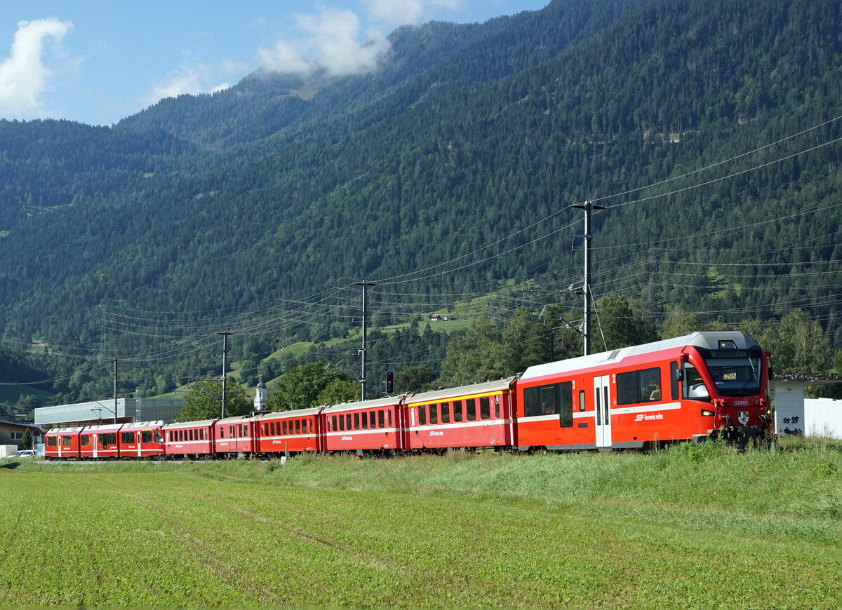 RhB ABe 8/12-Pendel Allegra als R mit alten Zwischenwagen bei Rhäzüns auf der Fahrt nach Chur am 26. August 2021.
Foto: Walter Ruetsch