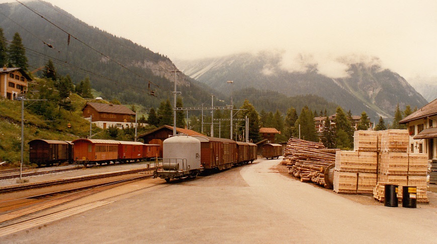 RhB - Abgestellte Güterwagen im Bahnhof Bergün, August 1987 (Hinweis: in www.rail-pictures.com Bild mit Weißabgleich)