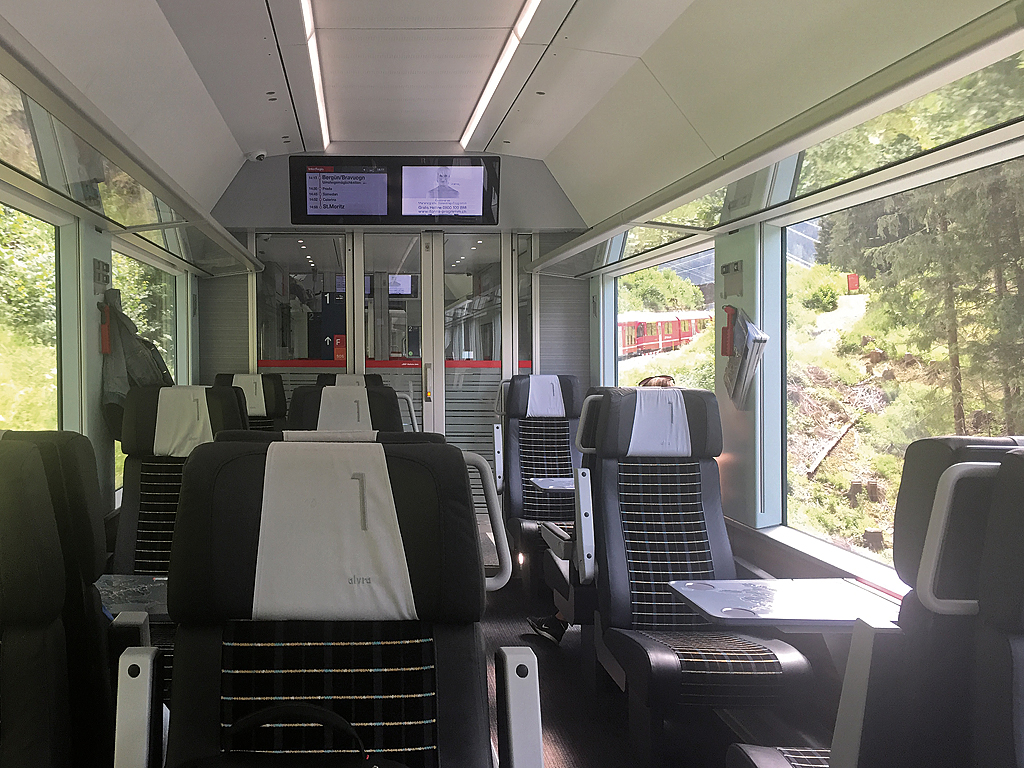 RhB-AGZ, im Wageninnern der 1. Klasse während der Fahrt zwischen Filisur und Bergün/Bravuogn. Aufnahme vom 29. Juni 2018, 14:11