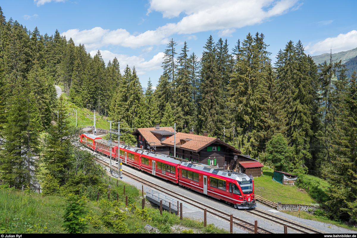 RhB Allegra 3503 mit Regio Klosters - Davos am 12. Juni 2020 bei Cavadürli.
