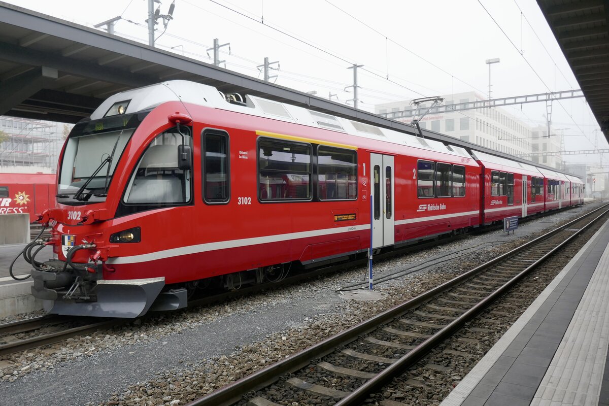 RhB Allegra ABe 4/16 3102  Richard La Nicca  am 13.11.22 im Bahnhof Chur.