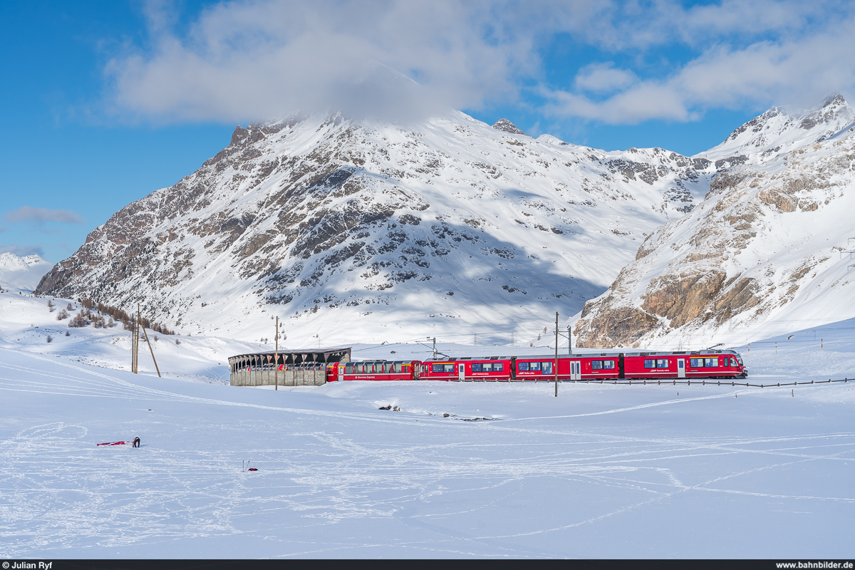 RhB Allegra ABe 8/12 3502 mit Bernina Express Chur - Tirano am 19. Dezember 2020 am Lej Pitschen zwischen Bernina Lagalb und Ospizio Bernina.