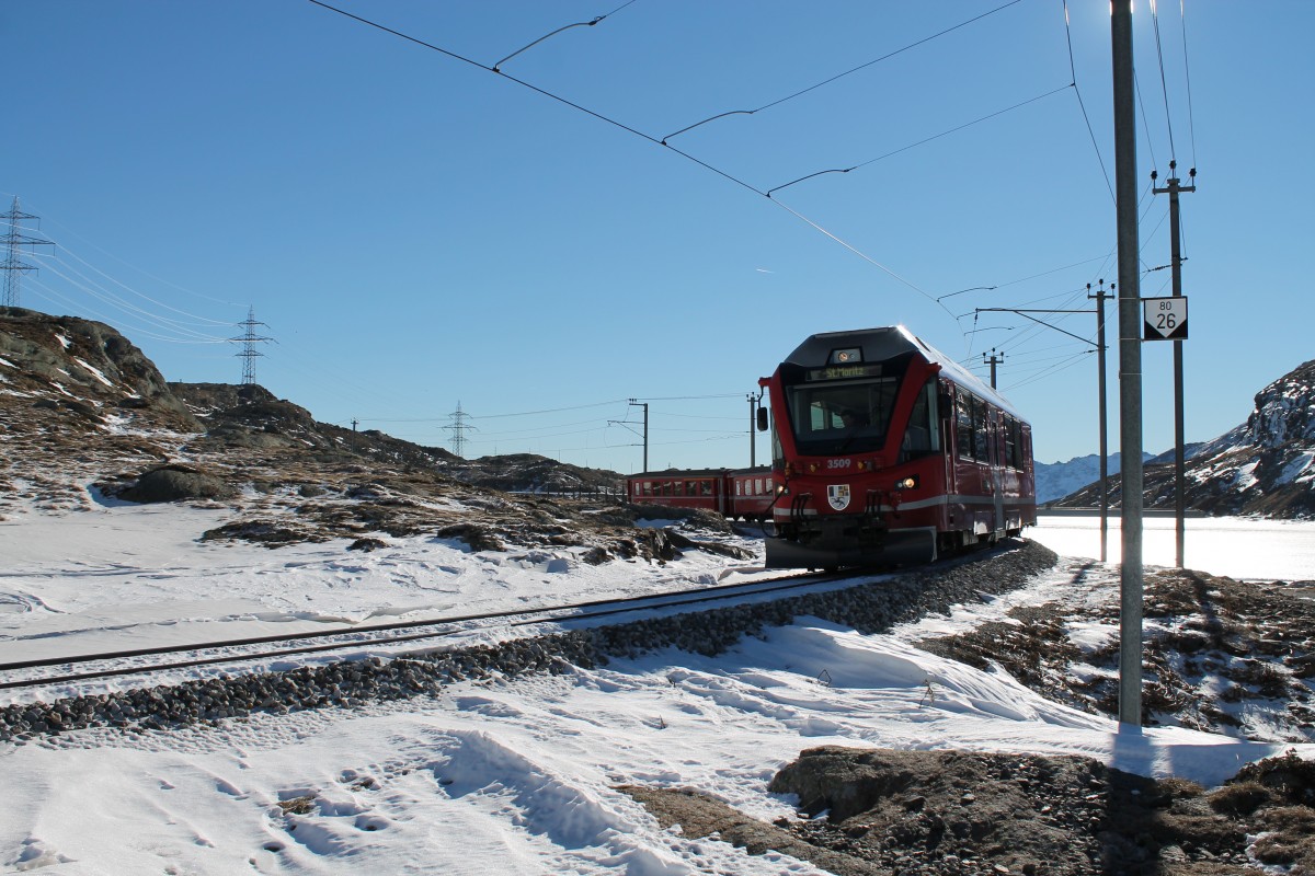 RhB Allegra ABe 8/12 3509  Placidus Spescha  mit dem Regio nach St. Moritz zwischen Alp Grüm und Ospizio Bernina. 12.12.2013