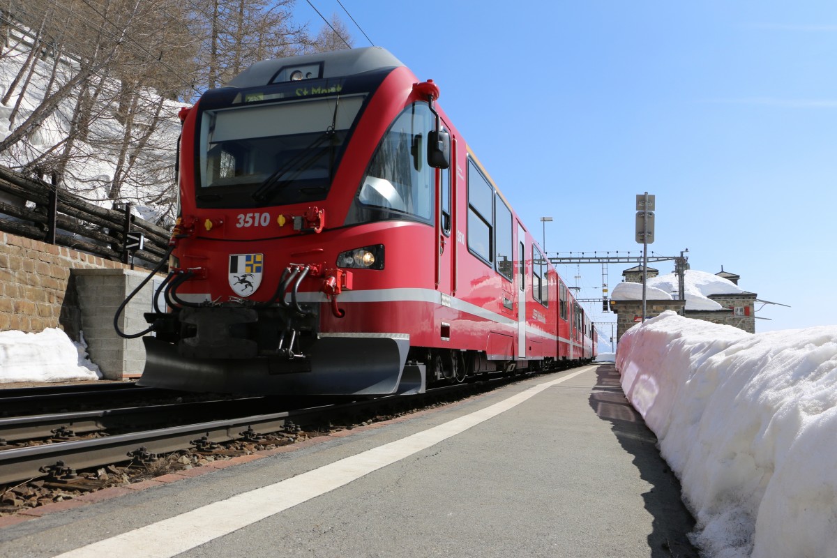 RhB Allegra ABe 8/12 3510  Alberto Giacometti  mit dem Regio nach St. Moritz bei der Alp Grüm. 20.03.2014