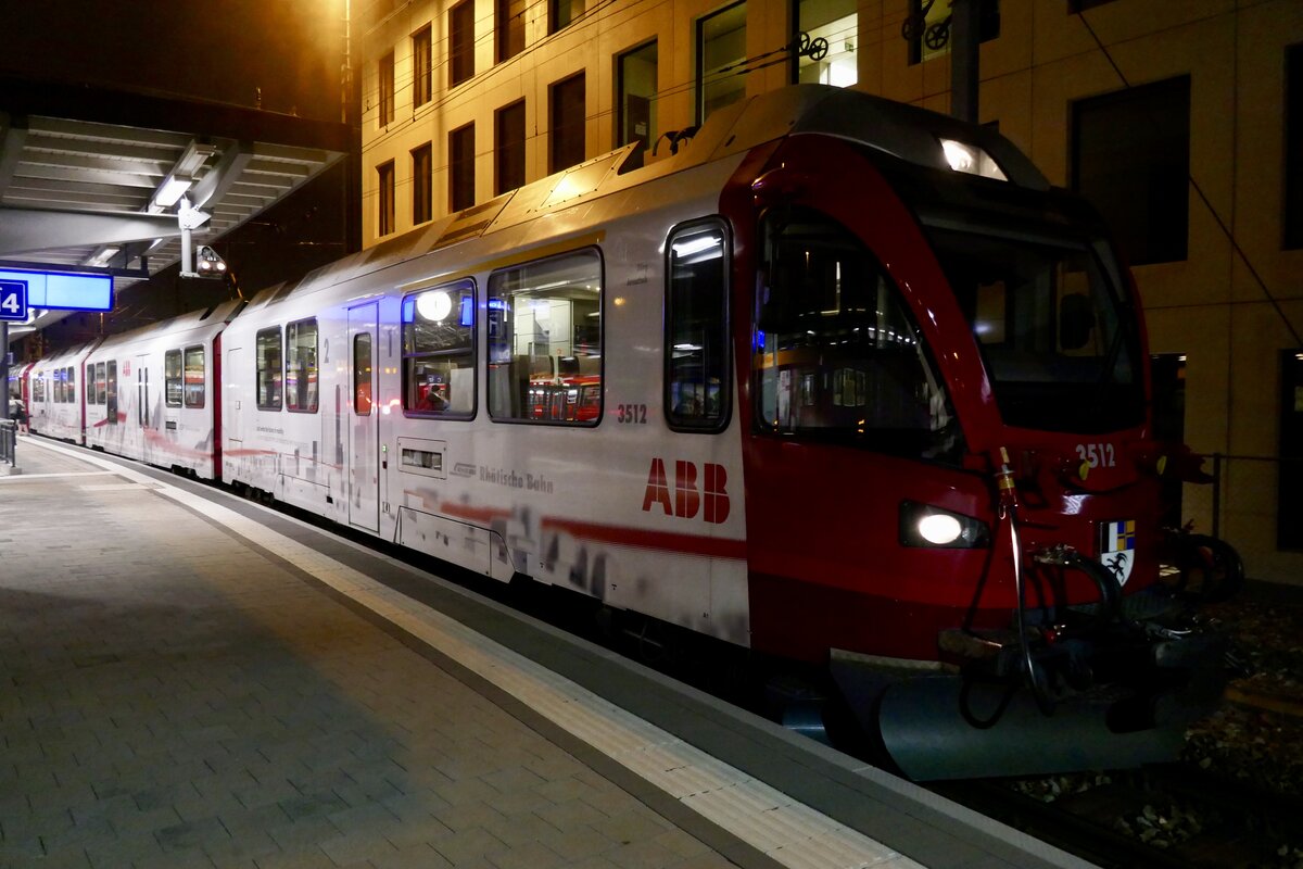 RhB Allegra ABe 8/12 3512 am letzten Abend mit dieser ABB Werbung am 13.11.22 nach der Ankunft mit dem Bernina Express in Chur.