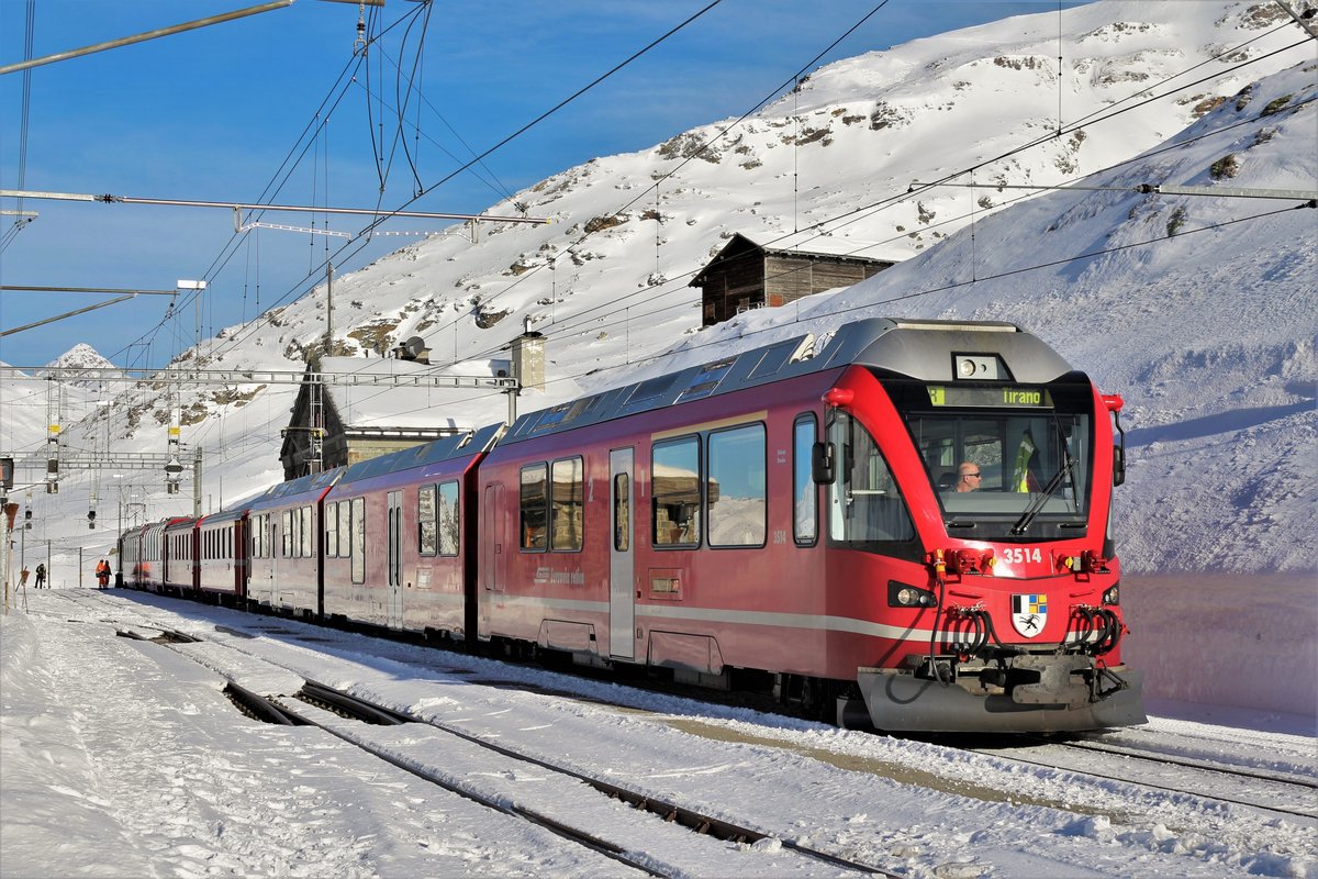 RhB Allegra ABe 8/12 Nr. 3514 als Regionalzug von St. Moritz nach Tirano und das legendäre  Bernina-Krokodil  Ge 4/4 Nr. 182, anlässich der Dampfschneeschleuderfahrt am Berninapass, am Zugschluss des Regio.

Im Bild wird das Bernina-Krokodil im Bahnhof Ospizio Bernina vom Regio abgekoppelt und wird auf die Dampfschneeschleuder, der nun zum Aufnahmezeitpunkt inzwischen den Bahnhof Pontresina verlassen hatte, warten. 

Sonntag, 28. Januar 2018