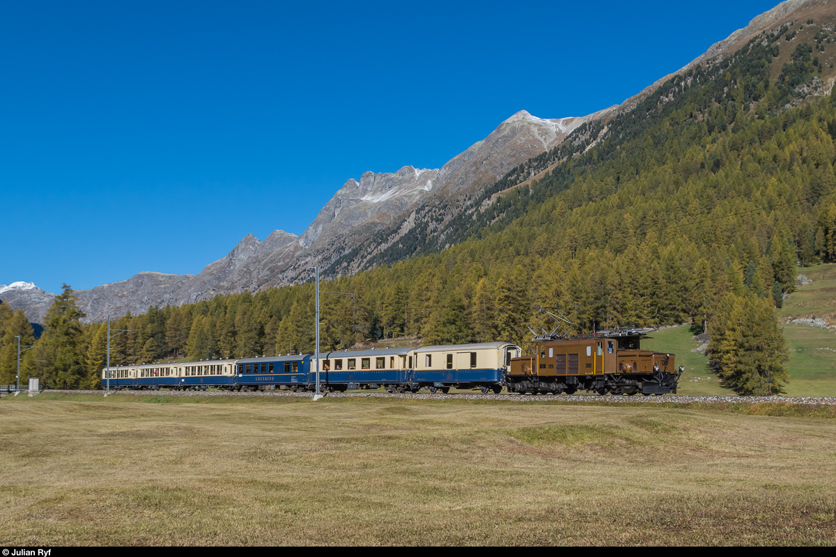 RhB Bahnoldtimer im Stundentakt, 16. Oktober 2016: Die Ge 6/6 I 415 erreicht mit dem Pullman-Express in Kürze Bever.