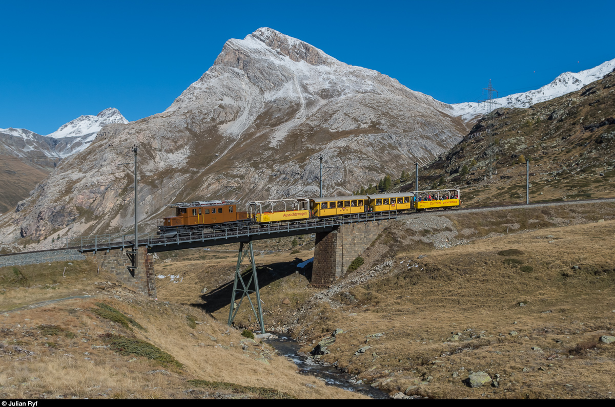 RhB Bahnoldtimer im Stundentakt, 16. Oktober 2016: Bernina-Krokodil Ge 4/4 182 befindet sich auf der Oberen Berninabachbrücke auf der Alp Bondo auf Talfahrt.