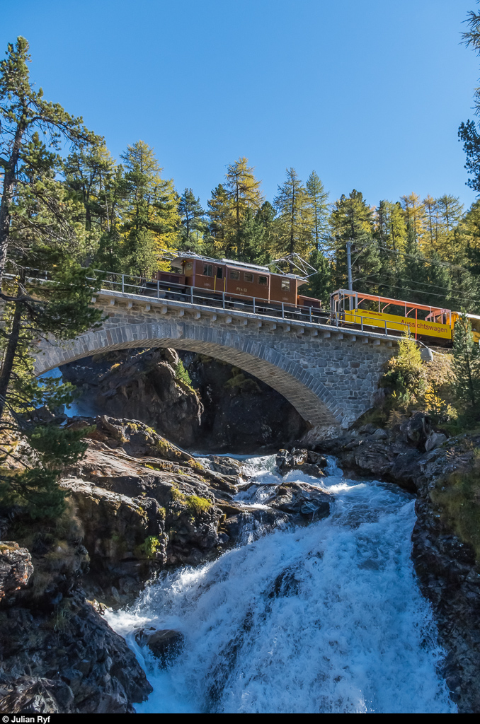 RhB Bahnoldtimer im Stundentakt, 16. Oktober 2016: Bernina-Krokodil Ge 4/4 182 fährt oberhalb der Station Morteratsch über eine der Brücken über den Ova da Bernina.