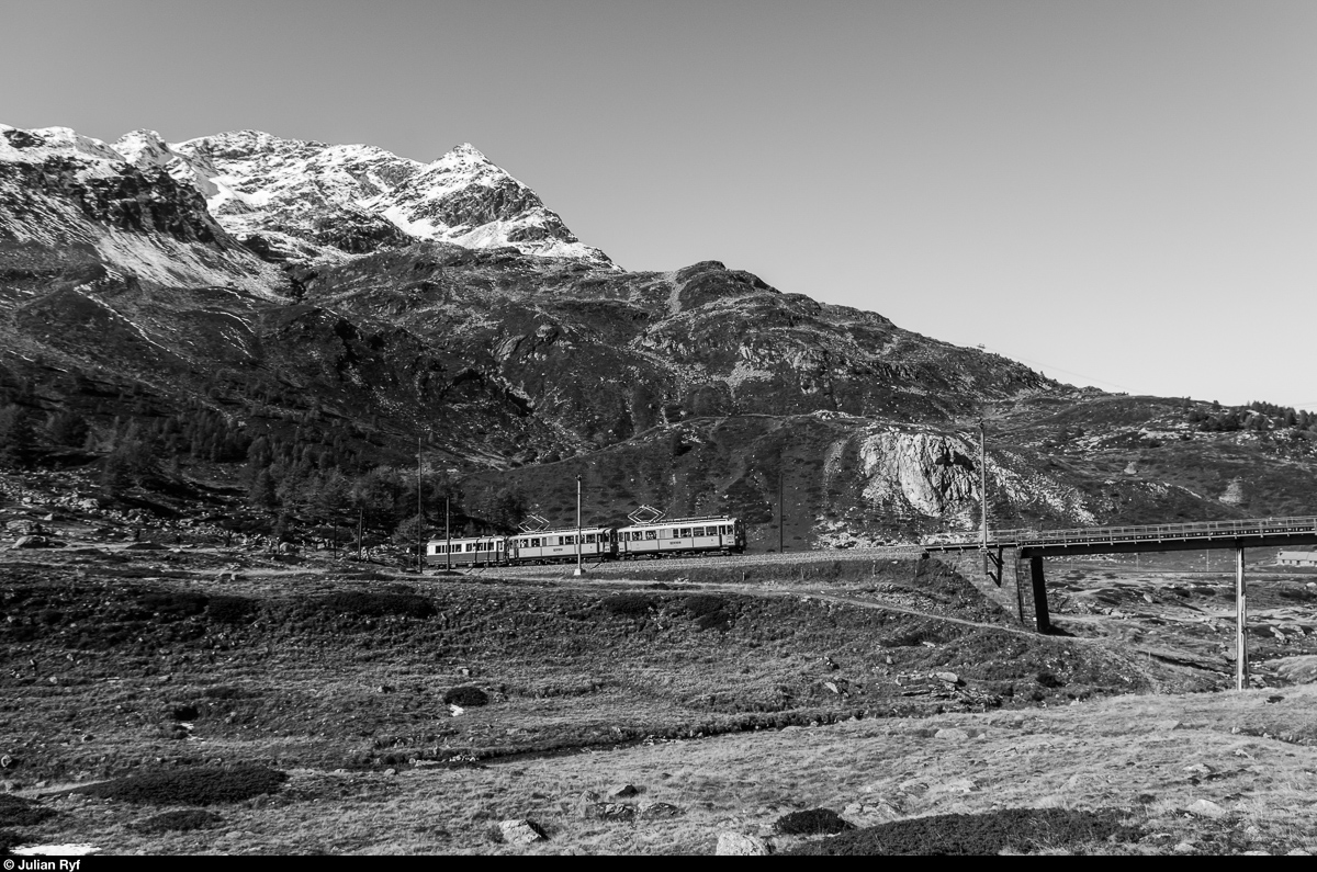 RhB Bahnoldtimer im Stundentakt, 16. Oktober 2016: ABe 4/4 I 34 und 30 fahren auf der Alp Bondo in Richtung Ospizio Bernina.