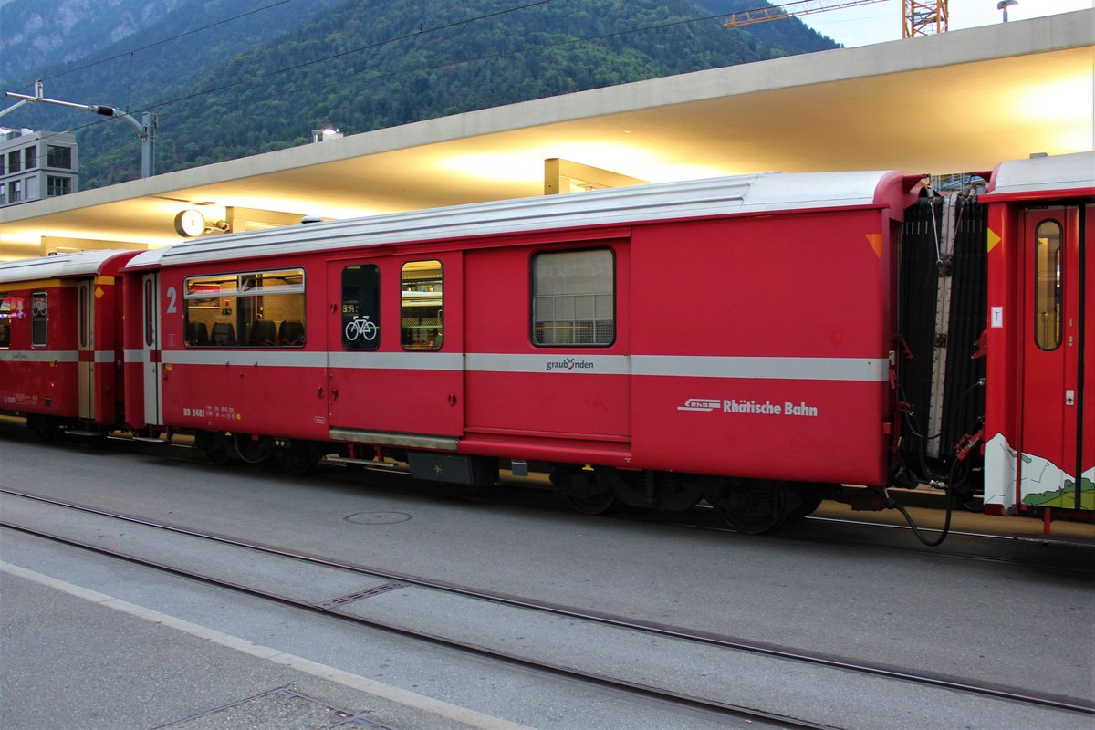 RhB BD 2481 „Arosa“-Gepäckwagen. Das Einzelstück mit den großen Fenstern steht in Chur im Zug nach Arosa am 21.09.2018 um 18:57 Uhr.