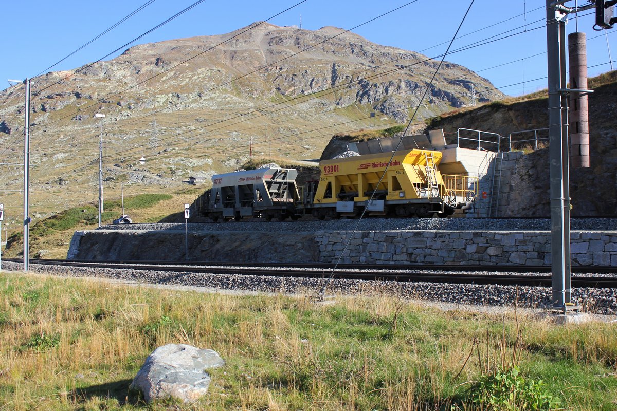 RhB Bernina Ospizio: die Schüttrampe am 20.09.2018 ist modern, der Prellbock ist neu. Im Gegensatz zu früher (2006) ist eine Schutzeinrichtug (Geländer) und eine Leiter vorhanden.