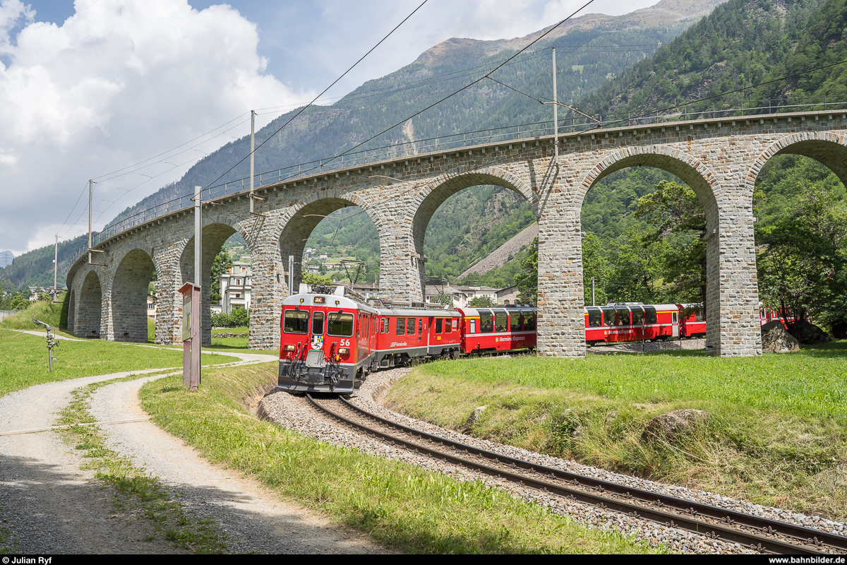 RhB Berninabahn ABe 4/4 III 56 und 55 mit einem Bernina-Express am 15. Juni 2019 bei Durchfahrt des Kreisviadukts Brusio.