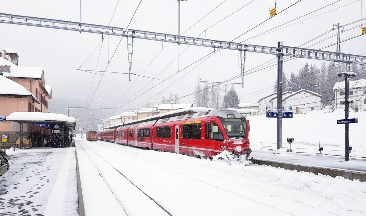RhB Berninabahn__ABe 8/12  Allegra  Zweispannungs-Triebzug (ZTZ) 3504 nach St. Moritz im Bf. Pontresina.__26-02-2024